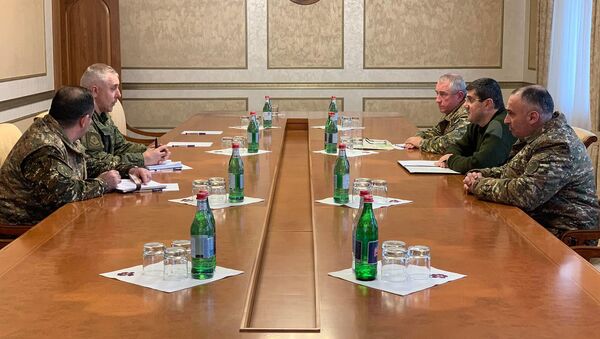Президент Карабаха Араик Арутюнян встретился с командующим российских миротворческих сил Рустамом Мурадовым (13 ноября 2020). Карабах - Sputnik Արմենիա