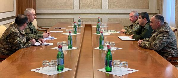 Президент Карабаха Араик Арутюнян встретился с командующим российских миротворческих сил Рустамом Мурадовым (13 ноября 2020). Карабах Президент Карабаха Араик Арутюнян встретился с командующим российских миротворческих сил Рустамом Мурадовым (13 ноября 2020). Карабах - Sputnik Արմենիա