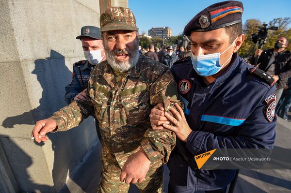 Группа людей в военной форме присоединилась к акции протеста в Ереване Группа людей в военной форме присоединилась к акции протеста в Ереване - Sputnik Армения
