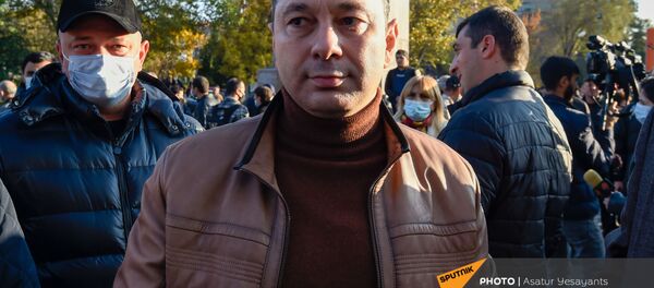 Экс-вице-спикер Эрдуард Шармазанов на площади Свободы (13 ноября 2020). Еревaн - Sputnik Արմենիա