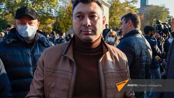 Экс-вице-спикер Эрдуард Шармазанов на площади Свободы (13 ноября 2020). Еревaн - Sputnik Армения
