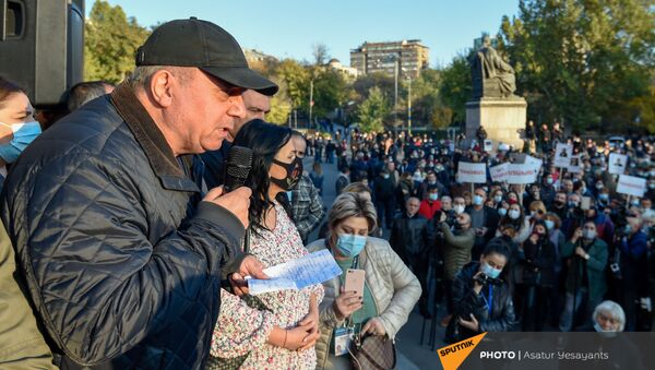 Экс-премьер Грант Багратян на площади Свободы (13 ноября 2020). Еревaн - Sputnik Армения