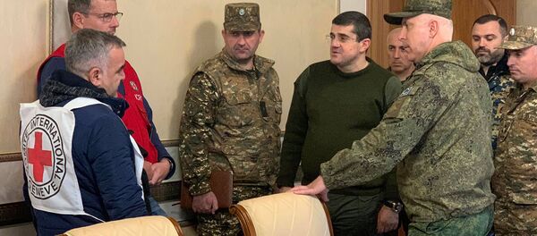 Президент Карабаха Араик Арутюнян обсудил с командующим российских миротворческих сил Рустамом Мурадовым и представителем МККК Паскалем Хунди передачу тел погибших солдат (13 ноября 2020). Карабах Президент Карабаха Араик Арутюнян обсудил с командующим российских миротворческих сил Рустамом Мурадовым и представителем МККК Паскалем Хунди передачу тел погибших солдат (13 ноября 2020). Карабах - Sputnik Արմենիա