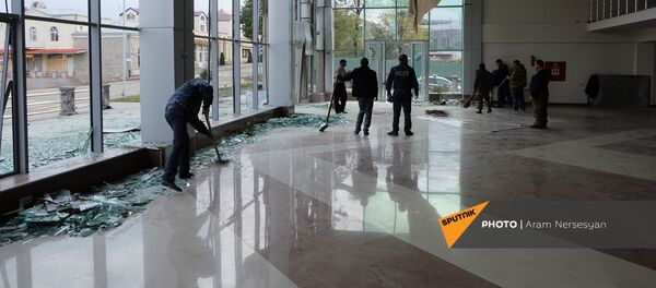 Расчищение последствий обстрелов (13 ноября 2020). Степанакерт - Sputnik Արմենիա