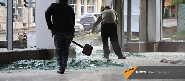 Расчищение последствий обстрелов (13 ноября 2020). Степанакерт - Sputnik Армения