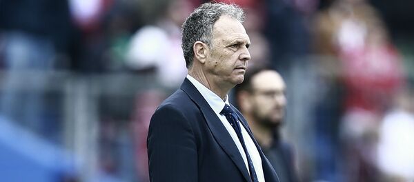 Хоакин Капаррос наблюдает за игроками во время футбольного матча - Sputnik Армения