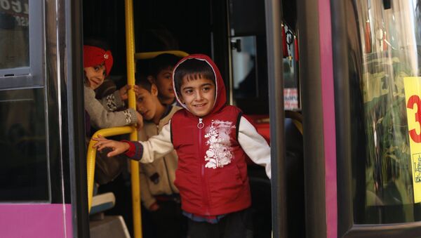 Автобусы доставляют нашедших временное убежище в Ереване жителей Степанакерта обратно домой (14 ноября 2020). Еревaн - Sputnik Արմենիա
