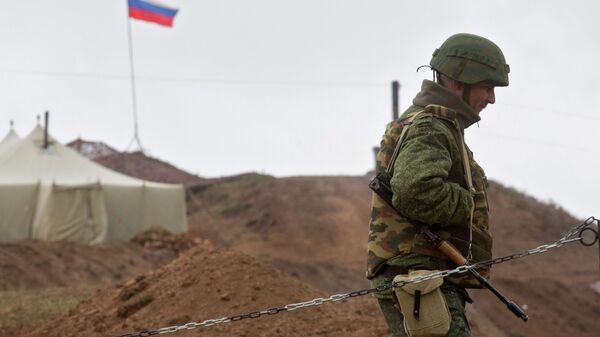 Военнослужащий на КПП у входа на базу российских миротворцев в Нагорном Карабахе - Sputnik Արմենիա