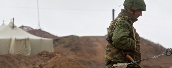 Военнослужащий на КПП у входа на базу российских миротворцев в Нагорном Карабахе Военнослужащий на КПП у входа на базу российских миротворцев в Нагорном Карабахе - Sputnik Արմենիա