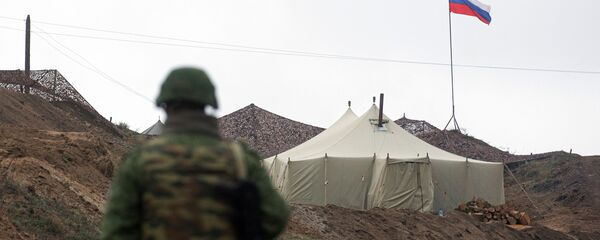 Военнослужащий на КПП у входа на базу российских миротворцев в Нагорном Карабахе - Sputnik Армения