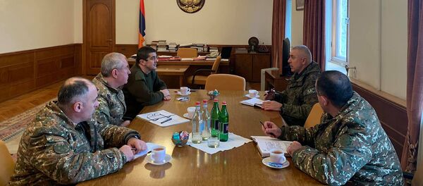 Президент Карабаха Араик Арутюнян встретился с командующим российских миротворческих сил Рустамом Мурадовым (14 ноября 2020). Степанакерт Президент Карабаха Араик Арутюнян встретился с командующим российских миротворческих сил Рустамом Мурадовым (14 ноября 2020). Степанакерт - Sputnik Армения