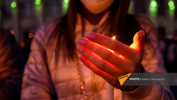 Граждане зажигают свечи в память о погибших в карабахской войне (14 ноября 2020). Еревaн - Sputnik Армения