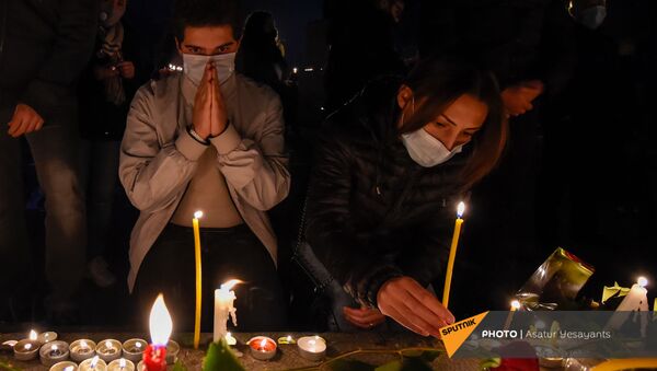 Граждане зажигают свечи в память о погибших в карабахской войне (14 ноября 2020). Еревaн - Sputnik Արմենիա