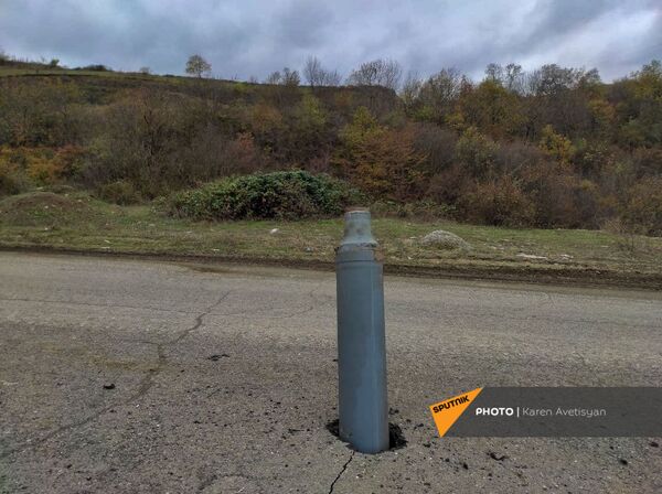 Я признал Арцах:  графика Арега Балаяна на азербайджанском снаряде по дороге в Шуши - Sputnik Армения