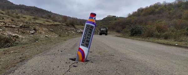 Фотограф, художник Арег Балаян перекрасил упавший вражеский снаряд на подступе к Шуши Фотограф, художник Арег Балаян перекрасил упавший вражеский снаряд на подступе к Шуши - Sputnik Արմենիա