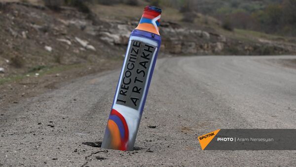 Фотограф, художник Арег Балаян перекрасил упавший вражеский снаряд на подступе к Шуши - Sputnik Армения