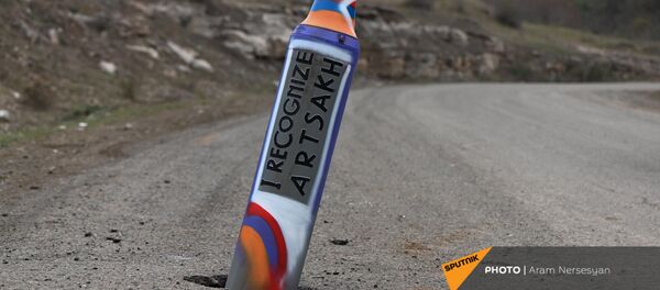 Фотограф, художник Арег Балаян перекрасил упавший вражеский снаряд на подступе к Шуши - Sputnik Армения