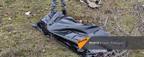 Сотрудники ГСЧС собирают трупы азербайджанских солдат недалеко от Шуши (14 ноября 2020). Карабах Сотрудники ГСЧС собирают трупы азербайджанских солдат недалеко от Шуши (14 ноября 2020). Карабах - Sputnik Արմենիա