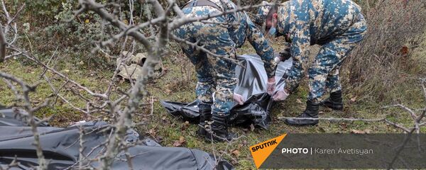 Сотрудники ГСЧС собирают трупы азербайджанских солдат недалеко от Шуши (14 ноября 2020). Карабах - Sputnik Արմենիա