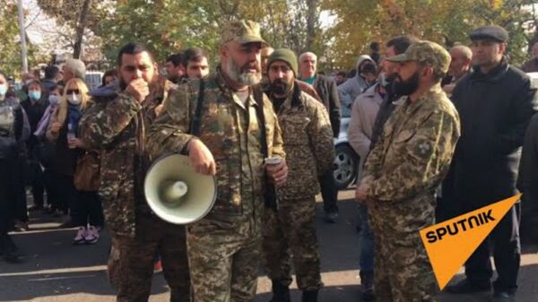 Աշոտ Մինասյանի որդին հարյուրավոր ցուցարարների հետ դատարանի բակում է. տեսանյութ - Sputnik Արմենիա