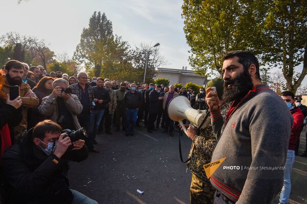 Освобожденный Артур Даниелян приехал к суду в поддержку командира отряда Сисакан - Sputnik Армения