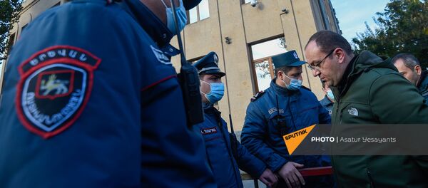 В Шенгавитской резиденции Суда общей юрисдикции Еревана рассматривается вопрос о правомерности ареста ветерана карабахской войны Ашота Минасяна (15 ноября 2020). Еревaн - Sputnik Армения