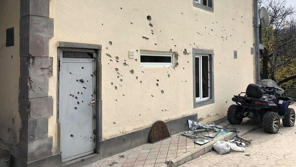 Поврежденный от обстрелов дом в общине Давид Бек, Сюникской области - Sputnik Армения
