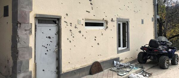 Поврежденный от обстрелов дом в общине Давид Бек, Сюникской области - Sputnik Армения