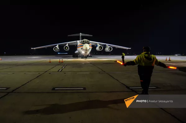 Спецборт авиации МЧС России с аэромобильным госпиталем приземлился в Ереване (15 ноября 2020). Армения - Sputnik Армения
