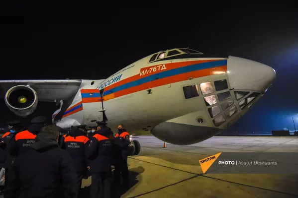 Спецборт авиации МЧС России с аэромобильным госпиталем приземлился в Ереване (15 ноября 2020). Армения - Sputnik Армения
