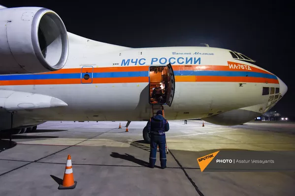 Спецборт авиации МЧС России с аэромобильным госпиталем приземлился в Ереване (15 ноября 2020). Армения - Sputnik Армения