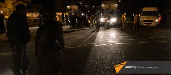 Беженцы из Карабаха прибыли из Еревана в Степанакерт (15 ноября 2020). Карабах Беженцы из Карабаха прибыли из Еревана в Степанакерт (15 ноября 2020). Карабах - Sputnik Արմենիա