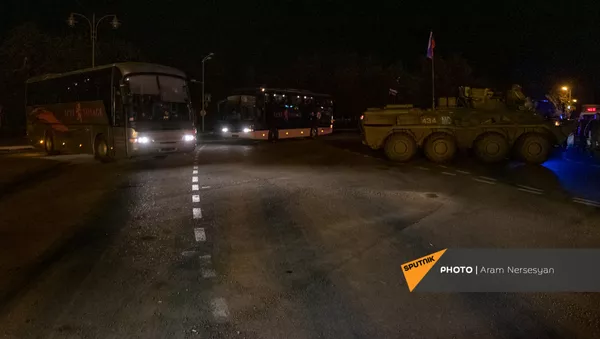 Беженцы из Карабаха прибыли из Еревана в Степанакерт (15 ноября 2020). Карабах - Sputnik Армения