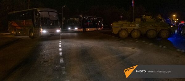 Беженцы из Карабаха прибыли из Еревана в Степанакерт (15 ноября 2020). Карабах Беженцы из Карабаха прибыли из Еревана в Степанакерт (15 ноября 2020). Карабах - Sputnik Армения