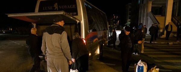 Беженцы из Карабаха прибыли из Еревана в Степанакерт (15 ноября 2020). Карабах Беженцы из Карабаха прибыли из Еревана в Степанакерт (15 ноября 2020). Карабах - Sputnik Армения