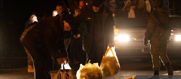 Беженцы из Карабаха прибыли из Еревана в Степанакерт (15 ноября 2020). Карабах - Sputnik Армения