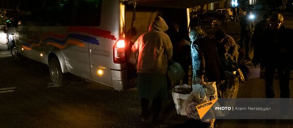 Беженцы из Карабаха прибыли из Еревана в Степанакерт (15 ноября 2020). Карабах Беженцы из Карабаха прибыли из Еревана в Степанакерт (15 ноября 2020). Карабах - Sputnik Արմենիա