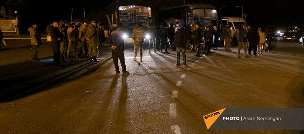 Беженцы из Карабаха прибыли из Еревана в Степанакерт (15 ноября 2020). Карабах - Sputnik Արմենիա