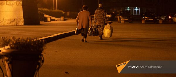 Беженцы из Карабаха прибыли из Еревана в Степанакерт (15 ноября 2020). Карабах - Sputnik Արմենիա