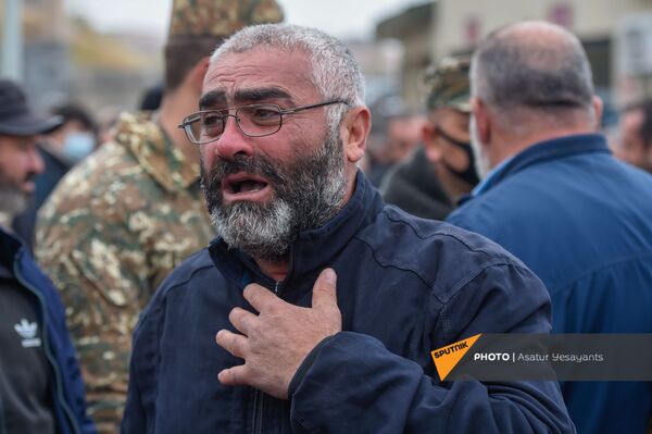 «Հիմա ինչ` Ալիևի՞ն դիմենք». անհետ կորածների ծնողներն ուզում են հանդիպել Տոնոյանի հետ «Հիմա ինչ` Ալիևի՞ն դիմենք». անհետ կորածների ծնողներն ուզում են հանդիպել Տոնոյանի հետ - Sputnik Արմենիա