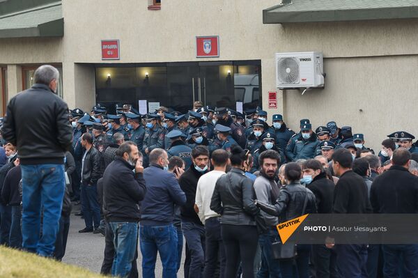 «Հիմա ինչ` Ալիևի՞ն դիմենք». անհետ կորածների ծնողներն ուզում են հանդիպել Տոնոյանի հետ «Հիմա ինչ` Ալիևի՞ն դիմենք». անհետ կորածների ծնողներն ուզում են հանդիպել Տոնոյանի հետ - Sputnik Արմենիա