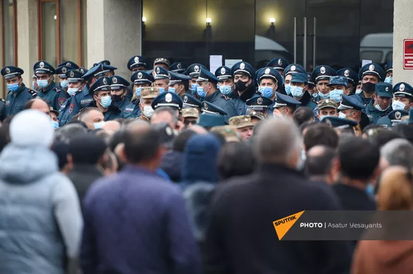 Верните наших детей, где они?: Родители пропавших без вести военных у Минобороны Армении Верните наших детей, где они?: Родители пропавших без вести военных у Минобороны Армении - Sputnik Армения