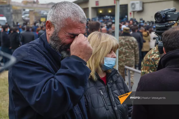 Верните наших детей, где они?: Родители пропавших без вести военных у Минобороны Армении Верните наших детей, где они?: Родители пропавших без вести военных у Минобороны Армении - Sputnik Армения