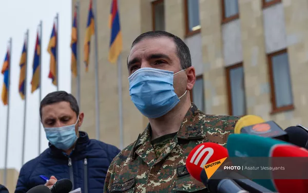 Полковник Виталий Восканян отвечает на вопросы журналистов во время акции протеста родителей солдат пропавших без вести у здания Минобороны (16 ноября 2020). Еревaн Полковник Виталий Восканян отвечает на вопросы журналистов во время акции протеста родителей солдат пропавших без вести у здания Минобороны (16 ноября 2020). Еревaн - Sputnik Армения