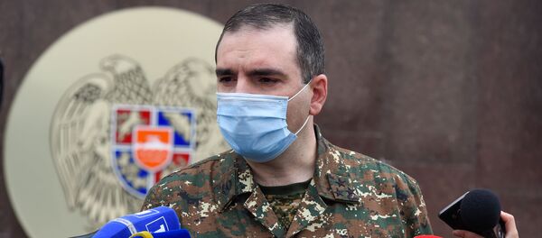 Полковник Виталий Восканян отвечает на вопросы журналистов во время акции протеста родителей солдат пропавших без вести  у здания Минобороны (16 ноября 2020). Еревaн - Sputnik Армения