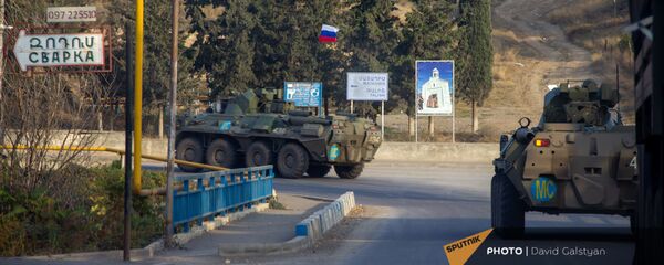 Колонна российских миротворцев направляется к монастырскому комплексу Дадиванк (16 ноября 2020). Карабах - Sputnik Արմենիա