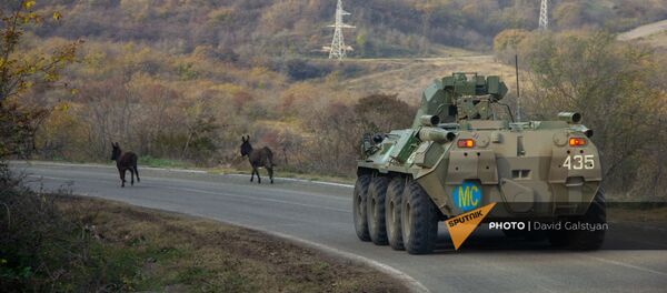 Колонна российских миротворцев направляется к монастырскому комплексу Дадиванк (16 ноября 2020). Карабах - Sputnik Արմենիա