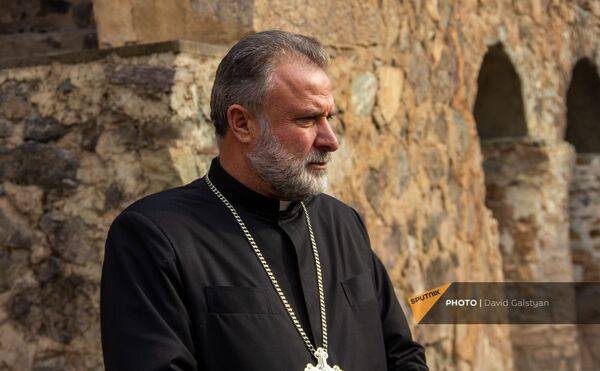 Դադիվանքի այցելուների մտահոգությունը, խաղաղապահներն ու տեր Հովհաննեսը. մոմ արդեն չկար... - Sputnik Արմենիա