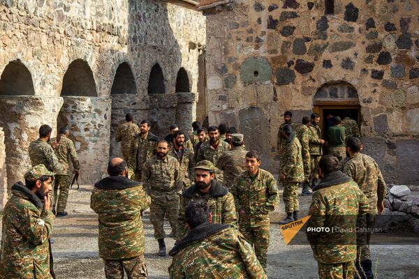 Դադիվանքի այցելուների մտահոգությունը, խաղաղապահներն ու տեր Հովհաննեսը. մոմ արդեն չկար... - Sputnik Արմենիա