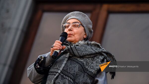 Бывшая защитница прав человека в Армении Лариса Алавердян выступает во время митинга на площади Свободы (16 ноября 2020). Еревaн - Sputnik Армения